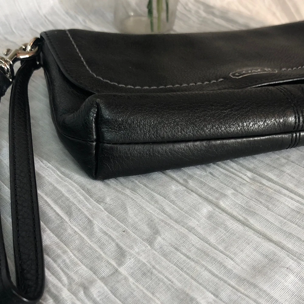Vintage COACH black pebbled leather wristlet wallet w/ teal interior